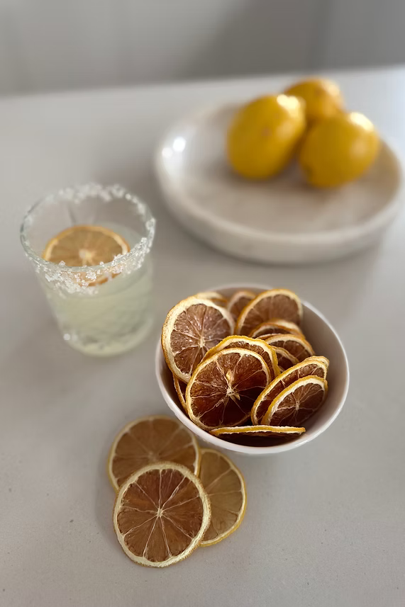 Dried lime slices in an 80g Citrus Huis jar, showcasing vibrant green citrus pieces for culinary and beverage use.