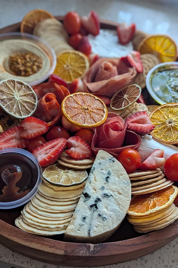 Jar of Citrus Huis dried orange slices in multiple sizes, showcasing vibrant orange color and natural texture for snacking or decoration.